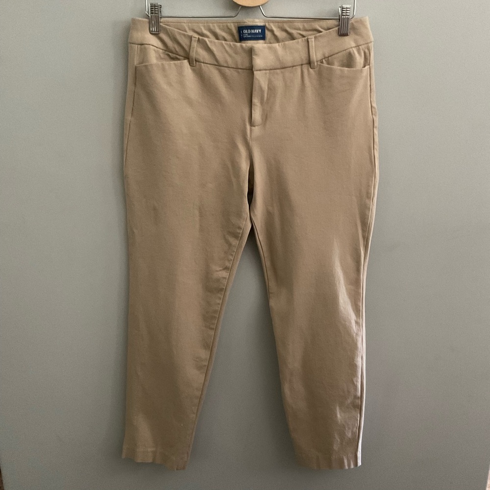 Old Navy Women's Mid-rise pixie pants.